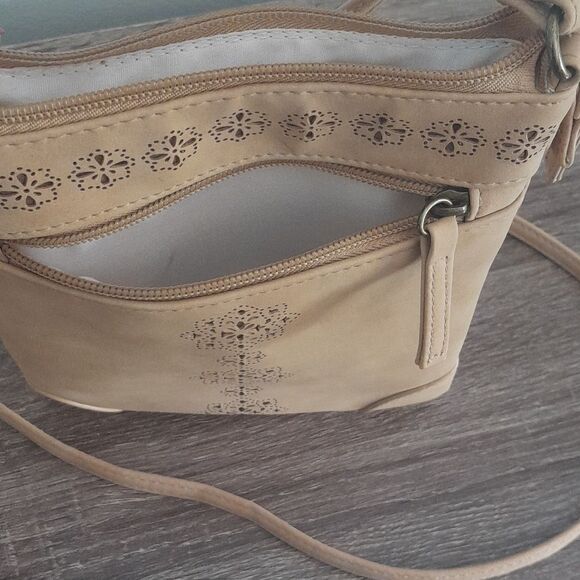 Crossbody bag zipper inside zippers outside and a zipper great condition like ne - Picture 3 of 5